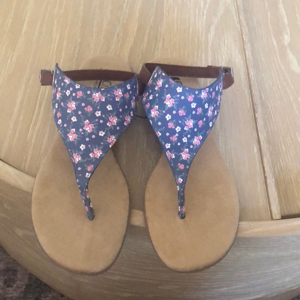 Cliffs by White Mountain sandals.